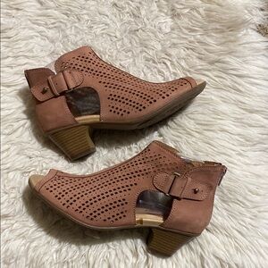 Earth Womens Keri Nubuck Leather Perforated Peep Toe
Booties Dusty Rose size 7.5